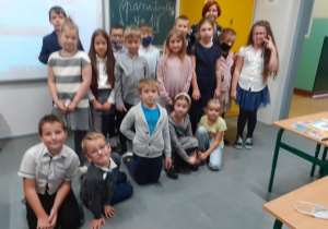 Uczniowie klasy IIb wraz z wychowawczyniąp. Dorotką.
