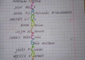Zdjęcie przedstawia kartkę z zeszytu z krzyżówką z hasłem niepodległość.