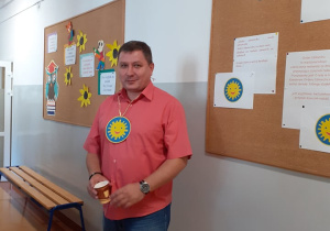 Na zdjęciu pan dyrektor, który także został odznaczony Szkolnym Orderem Uśmiechu.