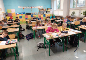 Na zdjęciu dzieci wykonujące drzewa genealogiczne.