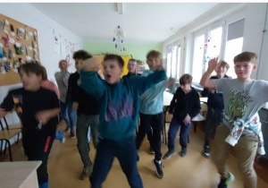 Uczniowie klasy piątej w ruchu.