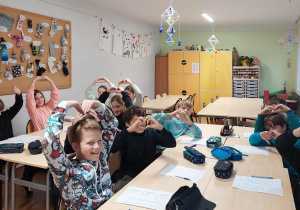 Uśmiechnięte dzieci z klasy piątej.