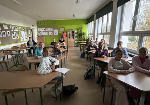 Uczniowie w sali podczas zebrania.
