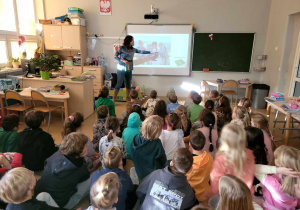 Autorka książki Anna Kucharek prezentująca slajd, na którym są jej dzieci, które zainspirowały ją do napisania książki.