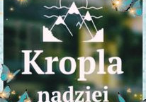 Logo projektu Kropla Nadziei, przedstawiające wodę, góry, słońce na błekitnym tle