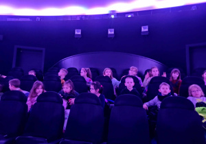 Klasa 1a siedząca w Planetarium.