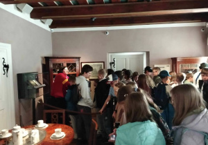 Uczniowi we wnętrzach dworku Chopina.
