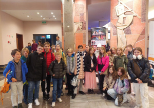 Klasa piąta we wnętrzach teatru.