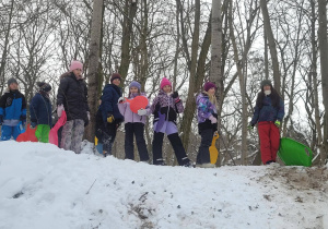 Klasa 3 stojąca na szczycie górki.