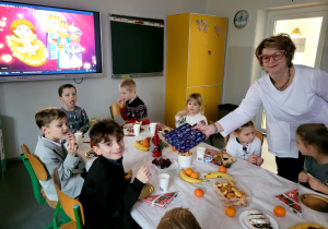 Pani wicedyrektor rozdająca dzieciom prezenty.