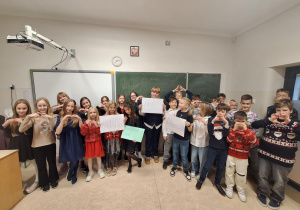 Klasa 4a pozująca do wspólnego zdjęcia