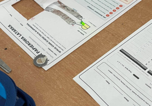 Leżące na ławce karty pracy "papierowa latarka".
