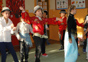 Dzieci z gupy teatralnej w kolejnym tańcu.