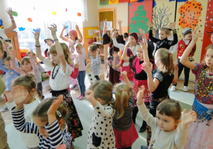 Przedszkolaki tańczące razem z grupą teatralną "Wędrująca Pyra".