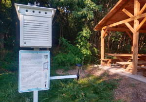 Stacja meteorologiczna umieszczona obok altany w szkolnym ogrodzie.