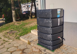 Zbiornik na deszczówkę umiejscowiony przy budynku szkolnym.