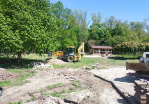 Koparka wykonująca najcięższe prace i przygotowująca teren pod punkt dydaktyczny.