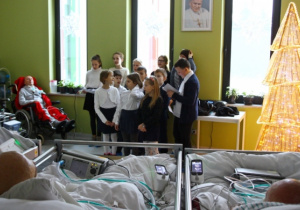 Uczniowie śpiewają dla chorych w Hospicjum - foto 2