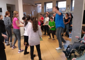 Uczniowie uczą tańca zumba, pensjonariuszy Stowarzyszenia "Słyszę sercem". - foto 1