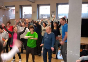 Uczniowie uczą tańca zumba, pensjonariuszy Stowarzyszenia "Słyszę sercem" - foto 2