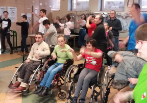 Uczniowie uczą tańca zumba, pensjonariuszy Stowarzyszenia "Słyszę sercem". - foto 3