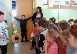 Uczeń klasy piatej prezentuje młodszym kolegom swoją pracę.