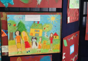 Na zdjęciu wystawa z pięknymi, kolorowymi pracami dzieci.
