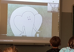 Uczniowie młodszych klas oglądają film animowany "Proszę słonia".
