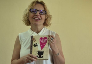 Na zdjęciu Joanna Jagieło trzymająca w rekach ksiażkę swojego autorstwa pt. " Kawa z Chili"
