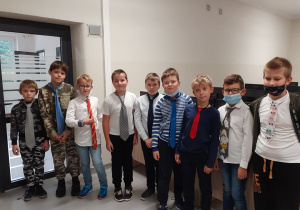 Na zdjęciu grupa chłopców z klasy trzeciej w krawatach.