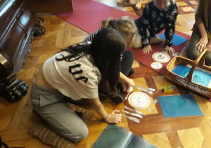 Warsztaty bożonarodzeniowe - Uczniowie uczący się prawidłowego ustawiania zastawy stołowej