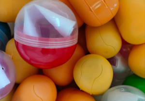 Plastikowe jajka i kule z matematycznymi wróżbami.