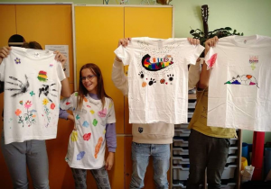 Uczniowie klasy 7a prezentujący swoje koszulki.