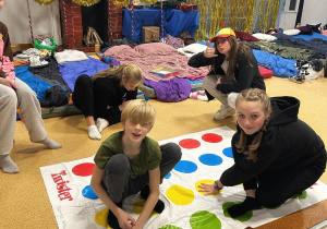 Grupa uczniów grająca w grę Twister.