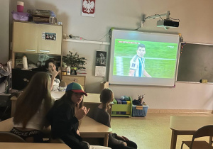 Uczniowie klasy ósmej oglądający mecz.