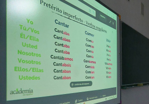Tablica multimedialna a na niej odmiana czasowników w języku hiszpańskim.