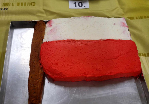 Ciasto w kształcie flagi Polski.