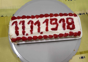 Prostokątne ciasto z napisem tworzącym datę odzyskania niepodległości przez Polskę.