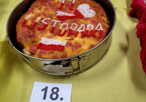 Tortownica z ciastem na którym widnieje napis jedenasty listopada i flaga oraz serduszko w barwach Polski.