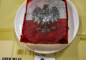 Ciasto na którym widnieje orzeł na tle flagi.