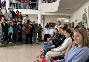 Grupa uczniów naszej szkoły podziwia występy uczniów z Macedonii.