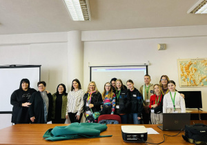Nasi Erasmusowicze z opiekunami i nauczycielami z Macedonii na tle tablicy multimedialnej