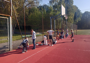 Dzieci skupione w zespołach pracujące nad dyktandem.