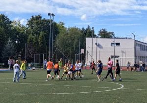 Uczniowie klasy szóstej biorący udział w grze w rugby.