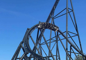 Jedna z kolejek, po której mknie wagonik z pasażerami - uczestnikami wycieczki.