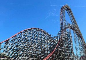 Wysoka konstrukcja kolejki składająca się z metalowych stelaży, jednocześnie jedna z ciekawszych atrakcji parku rozrywki.