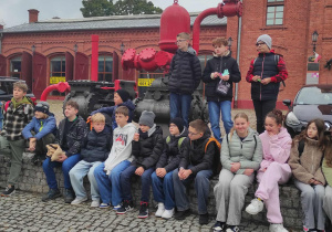 Klasa 6 przy pompie przed dawną remizą strażacką znajdującą się na Księżym Młynie.