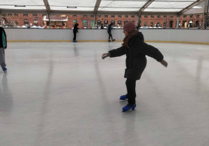 Jedna z dziewcząt jeżdżąca na łyżwach.