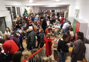 Kiermasz świąteczny, hol wypełniony po brzegi społecznością szkolną.