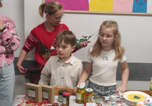 Uczniowie klasy 2c przy stoisku swojej klasy